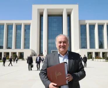 Yargitay-veya-Bolge-Adliye-Mahkemesi-Binasi-Onunde-Avukatin-Tebessumle-Dava-Dosyasi-Tutmasi - Avukat-Kenan Uysal Hukuk Ofisi-İstanbul